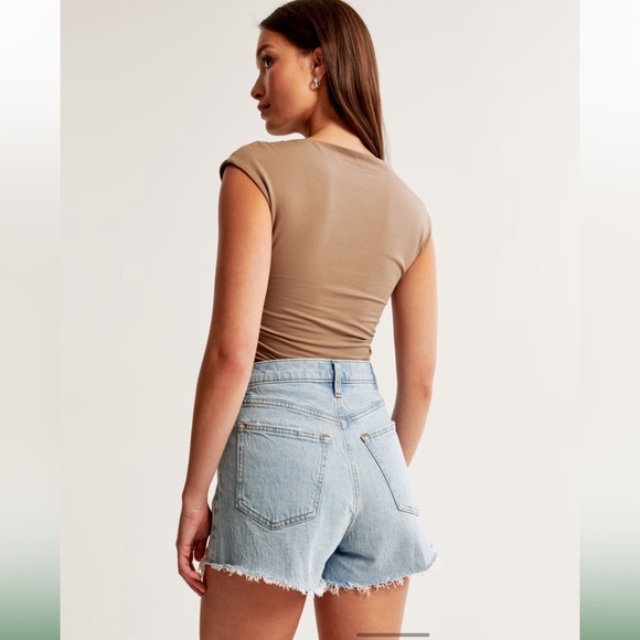 Abercrombie & Fitch The 90’s Straight Ultra High Rise Jean Shorts - Picture 7 of 10